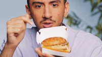 Nas Daily dan timnya juga pernah mencicipi burger termahal di dunia. Caranya dengan membeli burger dari Venezuela yang dikenal mengalami krisis ekonomi paling parah di dunia. Foto: Instagram/nasdaily