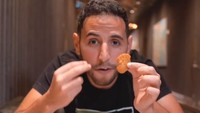 Pengalaman unik mencicipi makanan sering dilakukan. Termasuk sebuah nugget yang dibuat dengan 100% ayam cincang tanpa tambahan bahan lain. Foto: Instagram/nasdaily