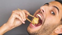 Nas Daily juga pernah mencicipi siomay yang unik. Siomay tersebut menggunakan daging udang artificial yang rasanya tak berbeda dengan siomay biasa. Foto: Instagram/nasdaily