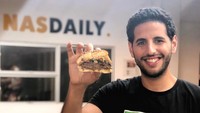 Nas Daily awalnya merupakan seorang pelaku vegetarian. Saat menyantap burger, ia akan memilih burger vegetarian untuk dinikmati. Foto: Instagram/nasdaily