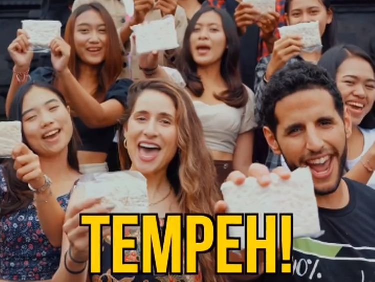 Aksi Nas Daily Saat Cicip Tempe hingga Burger Termahal di Dunia