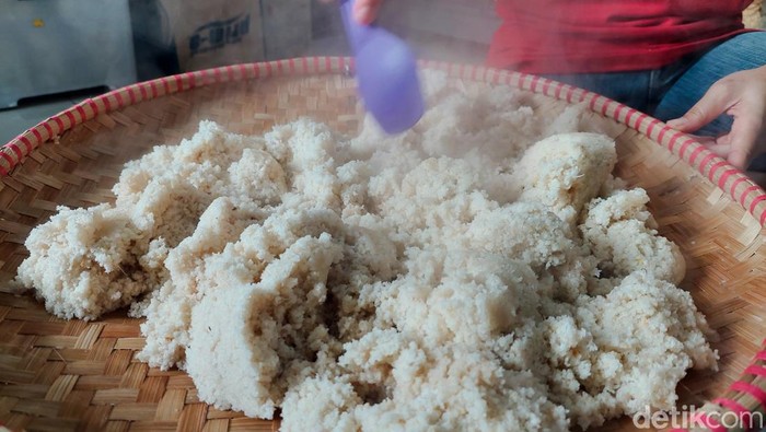 Nasi singkong yang biasa dimakan warga di Kampung Adat Cireundeu.