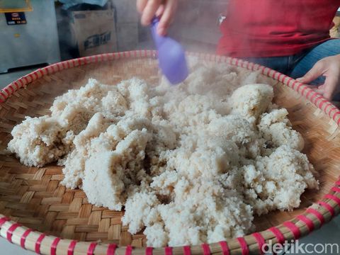 Nasi singkong yang biasa dimakan warga di Kampung Adat Cireundeu.