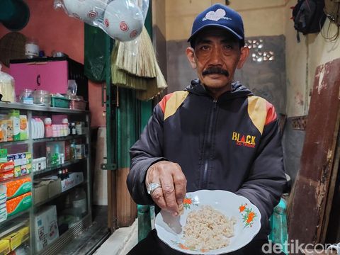 Nasi singkong yang biasa dimakan warga di Kampung Adat Cireundeu.