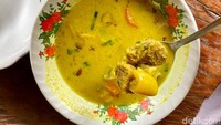 Jika ingin yang berkuah menu Empal Gentong (Rp 56.000) bisa jadi pilihan. Kuahnya gurih dan medhok, untuk isiannya ternyata tak hanya daging tetapi juga ada kikilnya. Foto: detikcom/Riska Fitria