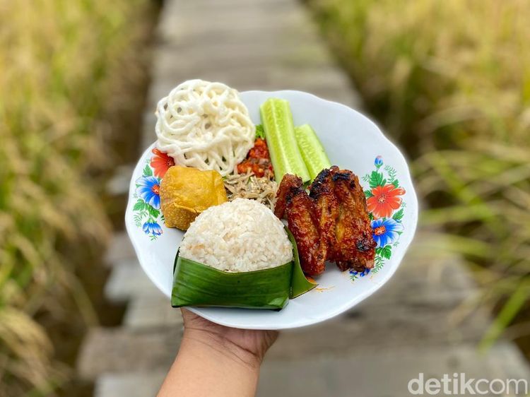 Makan di Restoran Ini Seperti di Rumah Nenek dengan Pemandangan Sawah
