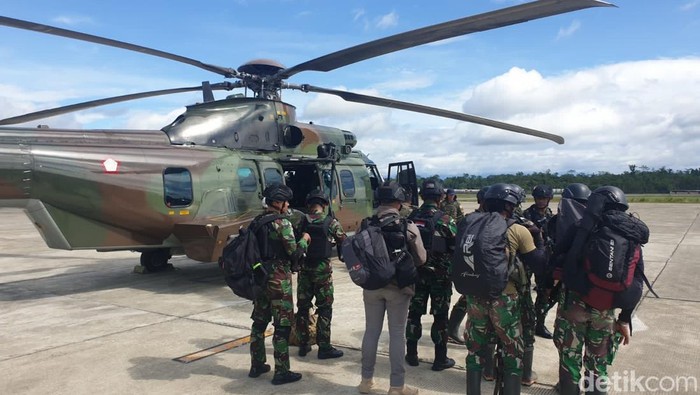 Aparat TN dan Polri melakukan patroli udara untuk mencari pilot Philips Marthen.