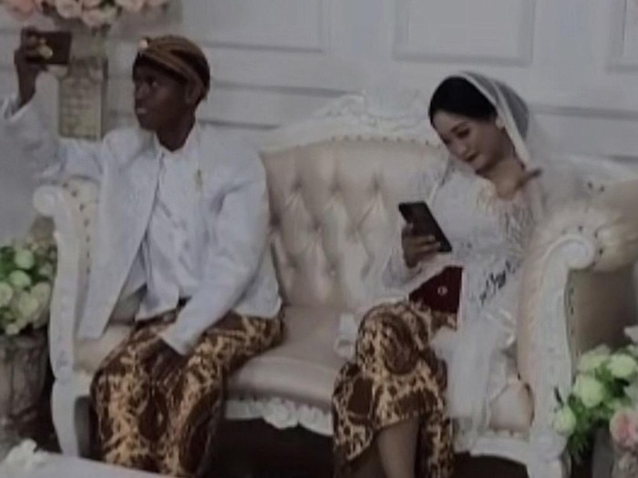 Pasangan Arum Puspitasari dan Makruf, viral di media sosial.