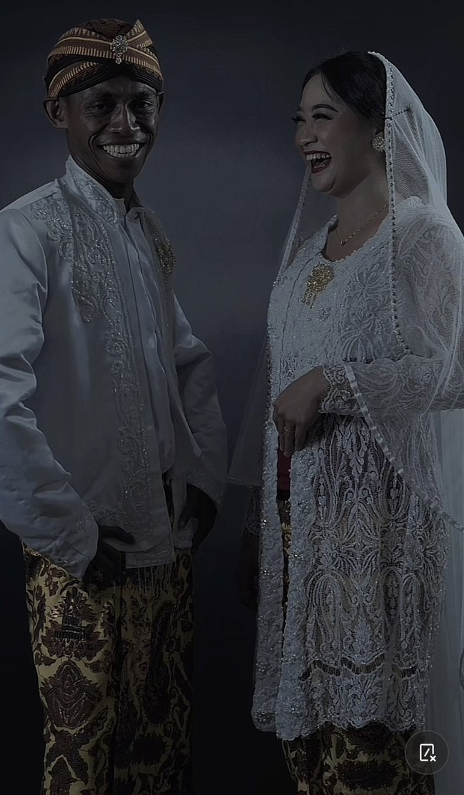 Arum yang bekerja sebagai Sales Promotion Girls (SPG) produk kecantikan ini menuturkan pertama kali kenal dengan Makruf sekitar November 2021. Keduanya pertamakli berkenalan di salah satu cafe di Purwodadi, Jawa Tengah. Pada saat itu ada live music kebetulan dia nyanyi juga di sana, saya pas makan di sana sama teman-teman. (Makruf) baik, baik sekali sangat humble sama siapa pun dia ramah, lucu nya itu sungguh luar biasa, ujar Arum. Dia juga mengungkapkan sosok calon suaminya yang sehari-hari bekerja sebagai penyanyi kafe. Dia orang nya sederhana, pekerja keras juga, humoris, nggak tahu ya feel aja, tambah Arum. Foto: Dok. TikTok @arumpps.