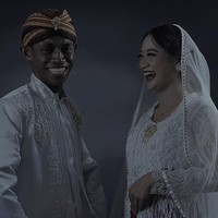 Arum yang bekerja sebagai Sales Promotion Girls (SPG) produk kecantikan ini menuturkan pertama kali kenal dengan Makruf sekitar November 2021. Keduanya pertamakli berkenalan di salah satu cafe di Purwodadi, Jawa Tengah. Pada saat itu ada live music kebetulan dia nyanyi juga di sana, saya pas makan di sana sama teman-teman. (Makruf) baik, baik sekali sangat humble sama siapa pun dia ramah, lucu nya itu sungguh luar biasa, ujar Arum. Dia juga mengungkapkan sosok calon suaminya yang sehari-hari bekerja sebagai penyanyi kafe. Dia orang nya sederhana, pekerja keras juga, humoris, nggak tahu ya feel aja, tambah Arum. Foto: Dok. TikTok @arumpps.