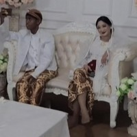 Momen pasangan pengantin berpose di pelaminan ini viral di media sosial. Pasangan tersebut viral karena warganet salfok dengan pengantin pria yang berkulit gelap sementara si wanita berkulit putih. Keduanya disebut bukti cinta tak pandang fisik. Foto: Dok. TikTok @arumpps.