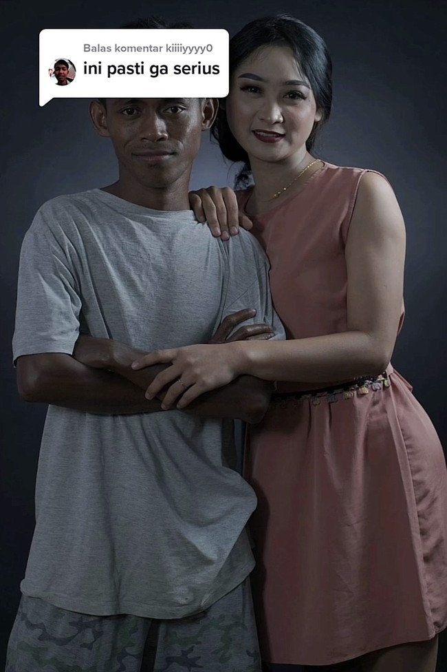 Wanita yang berusia 26 tahun ini mengatakan foto prewedding tersebut dilakukannya pada tanggal 26 Desember 2022 di Purwodadi. Ia pun menanggapi berbagai komentar negatif tentang calon suaminya yang bernama Makruf (24 tahun). Hal-hal seperti itu sudah biasa, bahkan orang-orang di sekitar kita juga banyak yang seperti itu, tapi kita tanggapin santai saja. Toh yang menjalani kita, ucap Arum yang tidak mau ambil pusing. Foto: Dok. TikTok @arumpps.