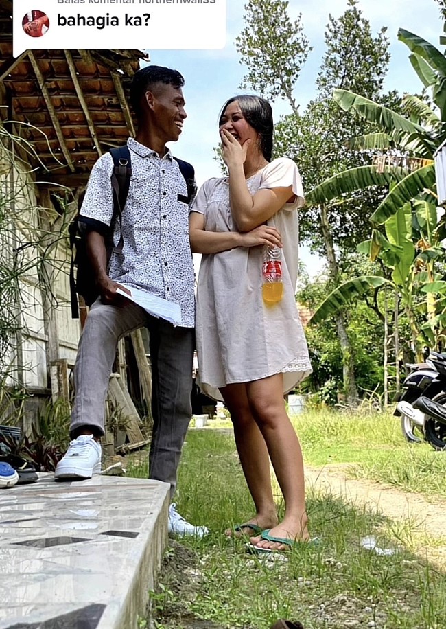 Video unggahannya menyebar luas di media sosial, Arum mengaku terkejut. Sebab dia sendiri hanya bermaksud mengunggah momen prewedding dengan calon suaminya tanpa membahas kisah cinta mereka. Pastinya kaget ya, bingung soalnya foto itu sudah rada lama, berhubung lagi random aja buka-buka galeri cus langsung upload di TikTok kan, parahhh langsung banyak banget notice, ucapnya kaget seraya tertawa. Foto: Dok. TikTok @arumpps.