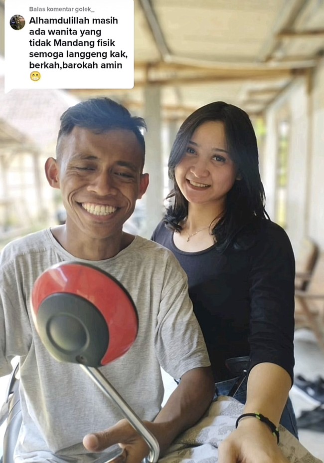 Wolipop menghubungi Arum Puspitasari yang membagikan video berpose di pelaminan yang viral disebut netizen bukti cinta tak pandang fisik. Arum menuturkan video unggahannya itu merupakan momen foto prewedding, bukan pernikahan. Sebenarnya itu bukan nikah ya. Kami hanya prewed dulu. Jadi biasa hanya memakai kebaya dan di hair do yang ikat aja. Jadi kemarin itu kita sepakat melangsungkan foto prewedding, di salah satu studio yang ada di Purwodadi yaitu Wanmedia Photography, kata Arum kepada Wolipop. Foto: Dok. TikTok @arumpps.