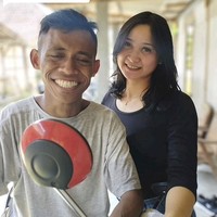 Wolipop menghubungi Arum Puspitasari yang membagikan video berpose di pelaminan yang viral disebut netizen bukti cinta tak pandang fisik. Arum menuturkan video unggahannya itu merupakan momen foto prewedding, bukan pernikahan. Sebenarnya itu bukan nikah ya. Kami hanya prewed dulu. Jadi biasa hanya memakai kebaya dan di hair do yang ikat aja. Jadi kemarin itu kita sepakat melangsungkan foto prewedding, di salah satu studio yang ada di Purwodadi yaitu Wanmedia Photography, kata Arum kepada Wolipop. Foto: Dok. TikTok @arumpps.