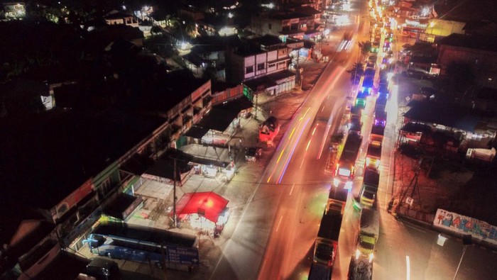 Foto udara antrean truk bermuatan batu bara di Jalan Lingkar Barat, Jambi, Jumat (10/2/2023) dini hari. Dinas Perhubungan Provinsi Jambi akan membatasi jumlah operasional truk pengangkut batu bara yang masih menggunakan jalan nasional setempat dari biasanya sekitar 9.300 unit kendaraan menjadi 4.000 unit per hari mulai 10 Februari guna mengurangi potensi kemacetan. ANTARA FOTO/Wahdi Septiawan/aww.