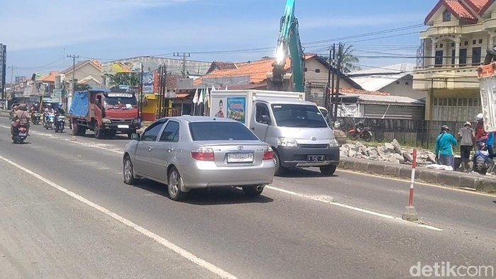 Pemeliharaan jalan di ruas Pantura Pekalongan-Pemalang. Foto diunggah Jumat (10/2/2023).