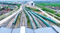 Setelah satu persatu kereta EMU tiba, petugas langsung merangkai EMU tersebut kembali untuk nantinya dilakukan uji statis dan dinamis.