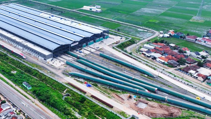 Rangkaian Kereta Cepat Jakarta-Bandung bertambah. PT Kereta Cepat Indonesia China (KCIC) telah menerima tambahan 4 rangkaian Electric Multiple Unit (EMU). Saat ini rangkaian kereta itu sudah terparkir di Depo Tegalluar, Kabupaten Bandung, Jumat (10/2/2023).