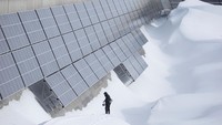 Hampir 5.000 panel surya di bendungan itu menghasilkan 3,3 juta kilowatt jam energi per tahun, cukup untuk memasok sekitar 700 rumah. Pemasangan panel selesai tahun lalu dan produksi di lokasi sudah dimulai.  