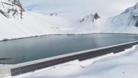 Pemerintah Swiss juga memudahkan penggunaan energi surya. Tahun lalu parlemen federal mengamandemen Undang-Undang Energi negara itu untuk mempercepat proses persetujuan pembangkit tenaga surya baru yang bertujuan untuk menghasilkan tingkat energi yang signifikan selama bulan-bulan musim dingin.  