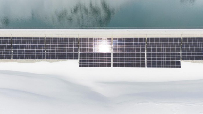 A view shows the solar panels of AlpinSolar power plant of Swiss Axpo energy company, on the dam of Lake Muttsee, near Linthal, Switzerland, January 23, 2023. REUTERS/Arnd Wiegmann