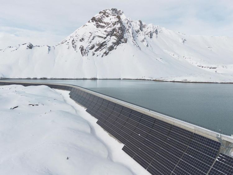 Penampakan Panel Surya di Bendungan Terpanjang Swiss