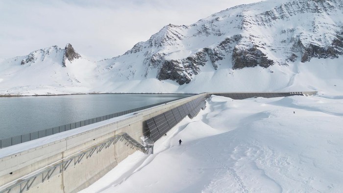 A view shows the solar panels of AlpinSolar power plant of Swiss Axpo energy company, on the dam of Lake Muttsee, near Linthal, Switzerland, January 23, 2023. REUTERS/Arnd Wiegmann