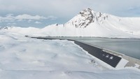 Bendungan Danau Muttsee, di kanton Glarus Swiss tengah, berada lebih dari 2.400 meter di atas permukaan laut dan dikelilingi oleh puncak yang tertutup salju.  