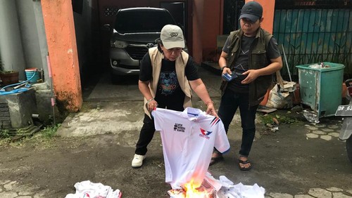 Lima pengurus lama Partai Perindo NTB membakar kartu keanggotaan dan baju partai sebagai bentuk kekecewaan pasca pergantian Ketua DPW.