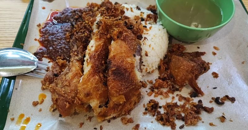Penjualnya Terkenal Galak, Kedai Ayam Goreng Ini Justru Laris Manis