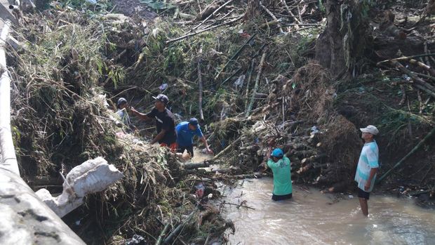 Perbaikan Tanggul dan Pengerukan Sampah Cegah Banjir Susulan di Mojokerto