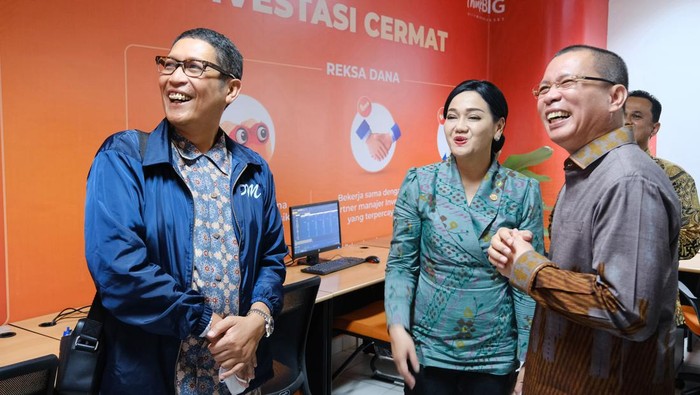 Kepala Eksekutif Pengawas Pasar Modal, Keuangan Derivatif dan Bursa Karbon OJK Inarno Djajadi (kedua kiri), Kepala Eksekutif Pengawas Perilaku Pelaku Usaha Jasa Keuangan, Edukasi dan Pelindungan Konsumen Friderica Widyasari Dewi (ketiga kiri), Direktur Utama PT Bursa Efek Indonesia Iman Rachman (kanan) dan Rektor Universitas Tanjungpura Garuda Wijarnako (keempat kiri) mengunjungi Galeri Investasi di Universitas Tanjungpura, Pontianak, Kalimantan Barat, Kamis (9/2/2023). Otoritas Jasa Keuangan (OJK) bersama PT Bursa Efek Indonesia (BEI) dan sejumlah lembaga terkait meresmikan dua Galeri Investasi Universitas Tanjungpura dan Universitas Nahdlatul Ulama Pontianak, serta melakukan pencanangan literasi dan inklusi pasar modal kepada seribu guru di Kalimantan Barat. ANTARA FOTO/Jessica Helena Wuysang/nym.