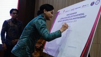 Kepala Eksekutif Pengawas Perilaku Pelaku Usaha Jasa Keuangan, Edukasi dan Pelindungan Konsumen OJK Friderica Widyasari Dewi menandatangani pencanangan literasi dan inklusi pasar modal kepada seribu guru di Kalimantan Barat di Universitas Tanjungpura, Pontianak, Kalimantan Barat, Kamis (9/2/2023). 