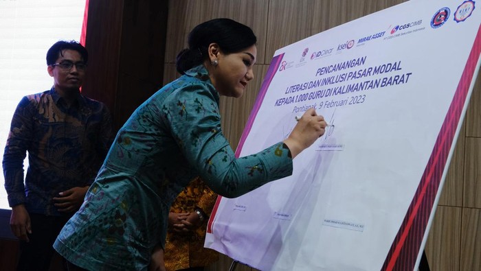 PERESMIAN GALERI INVESTASI DI UNTAN PONTIANAK Kepala Eksekutif Pengawas Pasar Modal, Keuangan Derivatif dan Bursa Karbon OJK Inarno Djajadi (kedua kiri), Kepala Eksekutif Pengawas Perilaku Pelaku Usaha Jasa Keuangan, Edukasi dan Pelindungan Konsumen Friderica Widyasari Dewi (ketiga kiri), Direktur Utama PT Bursa Efek Indonesia Iman Rachman (kanan) dan Rektor Universitas Tanjungpura Garuda Wijarnako (keempat kiri) mengunjungi Galeri Investasi di Universitas Tanjungpura, Pontianak, Kalimantan Barat, Kamis (9/2/2023). Otoritas Jasa Keuangan (OJK) bersama PT Bursa Efek Indonesia (BEI) dan sejumlah lembaga terkait meresmikan dua Galeri Investasi Universitas Tanjungpura dan Universitas Nahdlatul Ulama Pontianak, serta melakukan pencanangan literasi dan inklusi pasar modal kepada seribu guru di Kalimantan Barat. ANTARA FOTO/Jessica Helena Wuysang/nym.