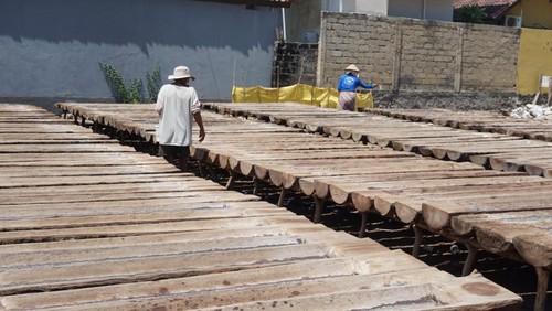 Petani garam di wilayah Amed, Karangasem, Bali, saat produksi garam beberapa bulan lalu.