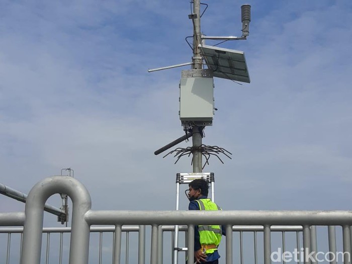 Petugas BMKG Maritim Tanjung Perak memasang AWS di Jembatan Suramadu