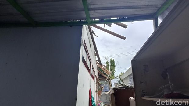 pohon tumbang timpa atap sd sananwetan 3 kota blitar