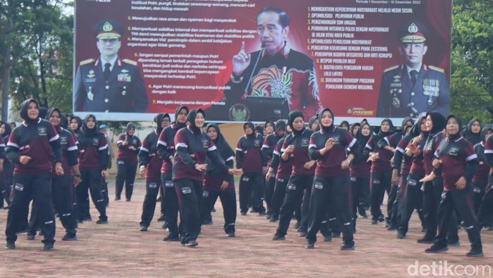 Polda Aceh memisahkan polisi pria dengan polwan saat olahraga.