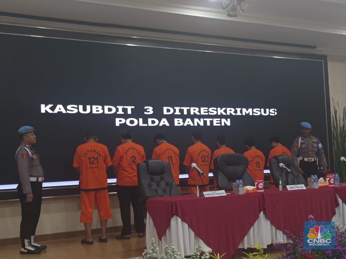 Polda Banten mengamankan barang bukti dugaan penyimpangan distribusi beras impor premium milik Bulog di Polda Banten, Kota Serang, Banten, Jumat (10/2/2023). (CNBC Indonesia/Martyasari Rizky)