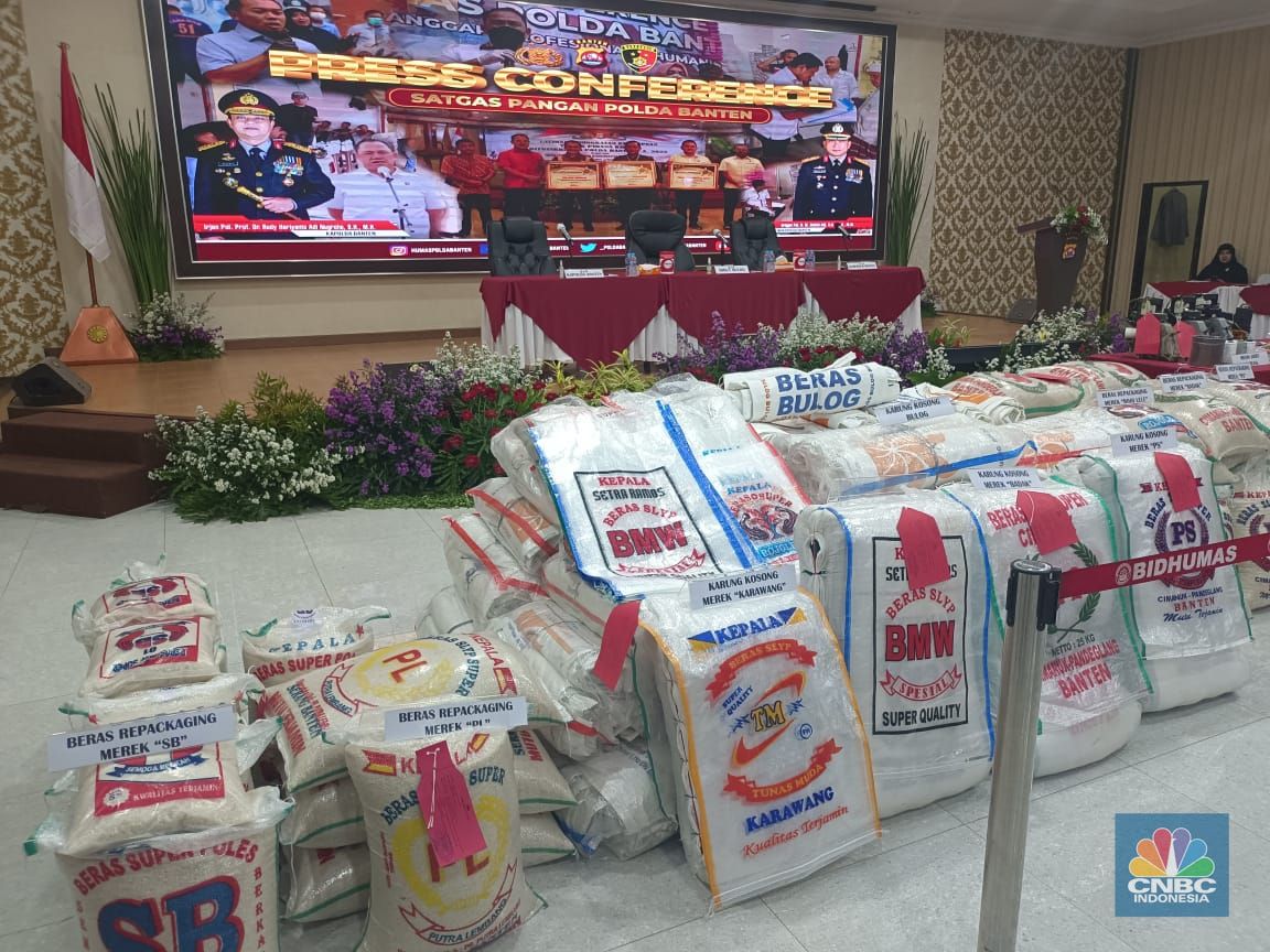 Polda Banten mengamankan barang bukti dugaan penyimpangan distribusi beras impor premium milik Bulog di Polda Banten, Kota Serang, Banten, Jumat (10/2/2023). (CNBC Indonesia/Martyasari Rizky)