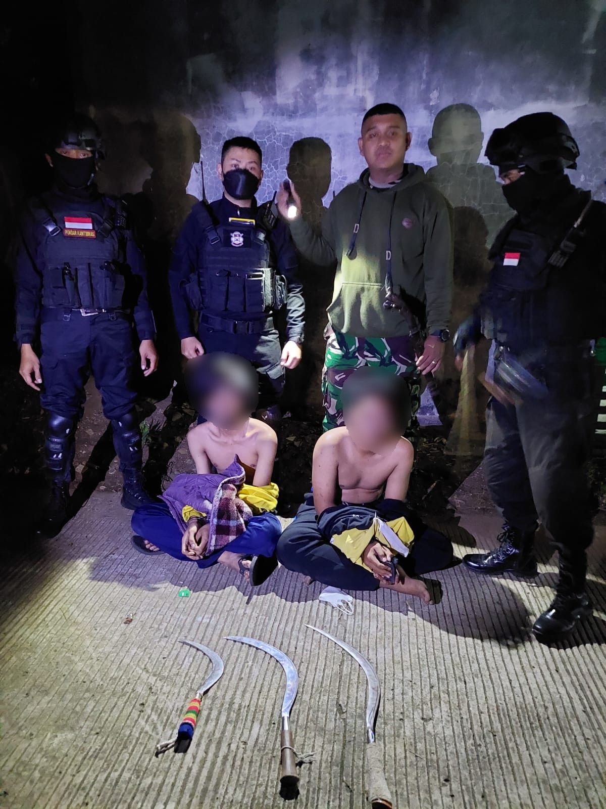 Polisi bersama warga hingga anggota Komponan Cadangan (Komcad) TNI menangkap 5 orang remaja yang membawa senjata tajam (sajam). (dok Istimewa)