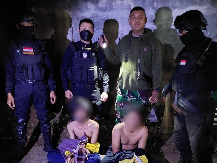 Polisi bersama warga hingga anggota Komponan Cadangan (Komcad) TNI menangkap 5 orang remaja yang membawa senjata tajam (sajam). (dok Istimewa)