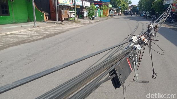 Polisi dan warga menutup jalan Ceper-Pedan karena ada tiang ambruk, Klaten, Jumat (10/2/2023).