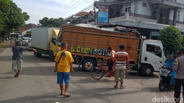 Polisi dan warga menutup jalan Ceper-Pedan karena ada tiang ambruk, Klaten, Jumat (10/2/2023).