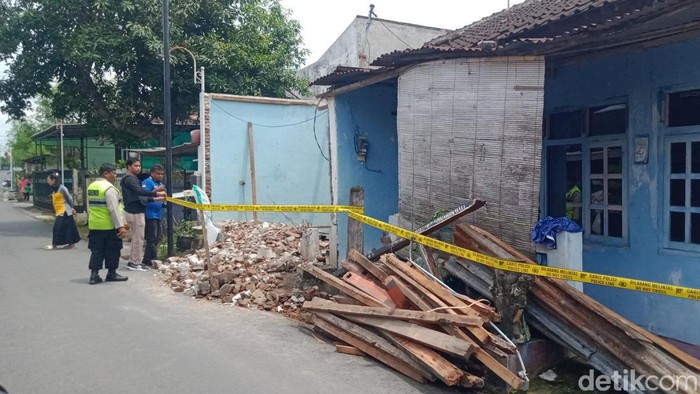 Polisi memasang garis polisi di rumah warga Tegal Setran, Kelurahan Gergunung, Kecamatan Klaten Utara, Klaten, Jumat (10/2/2023).