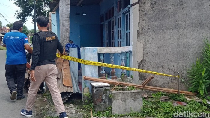 Polisi memasang police line di rumah yang ditemukan benda menyerupai granat di Klaten Utara, Jumat (10/2/2023).