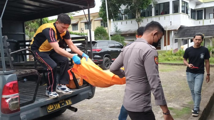 Polisi mengevakuasi jasad bayi di Toraja Utara, Sulsel.