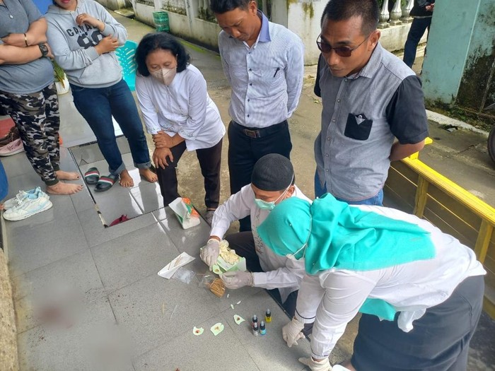 Polisi mengecek sampel darah yang berceceran di teras rumah warga di Kelurahan Wergu Wetan, Kudus, Jumat (10/2/2023).