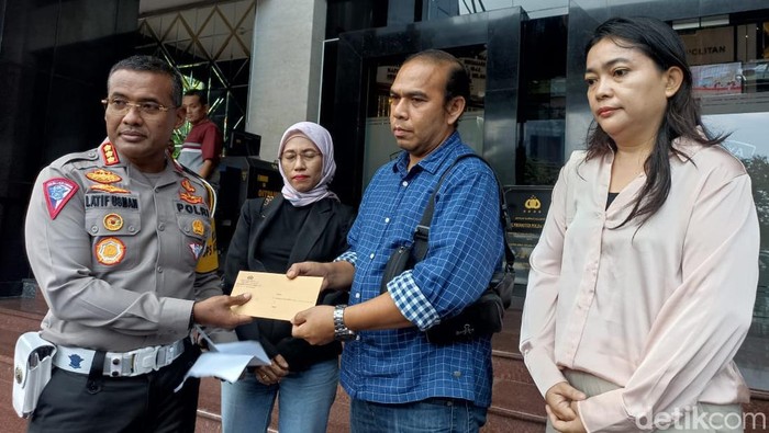 Polisi serahkan surat pencabutan status tersangka dan pemulihan nama baik alm Hasya kepada keluarga.